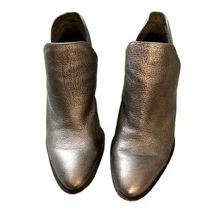 Vince Camuto 7 1/2 booties bronze